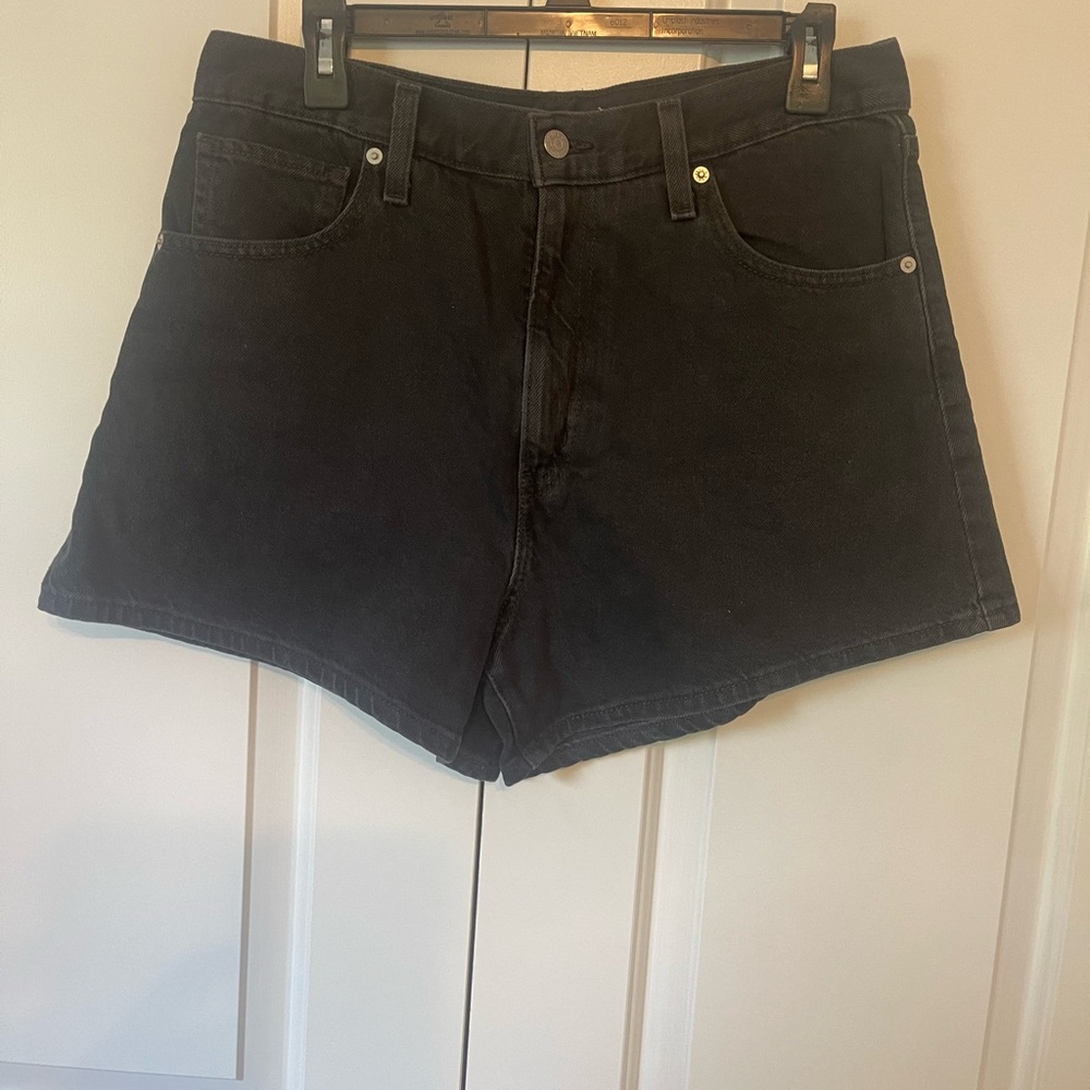 Levi Black Mom Shorts